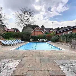 Apartment Arncott - Large Studio Flat With Outdoor Pool, Bournemouth