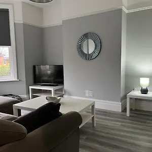Apartment Entire Spacious 4 Bedroom In, Bournemouth